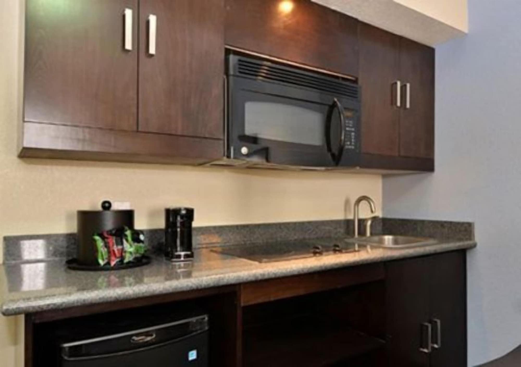 Hotel Comfort & I-10 Airport 3*