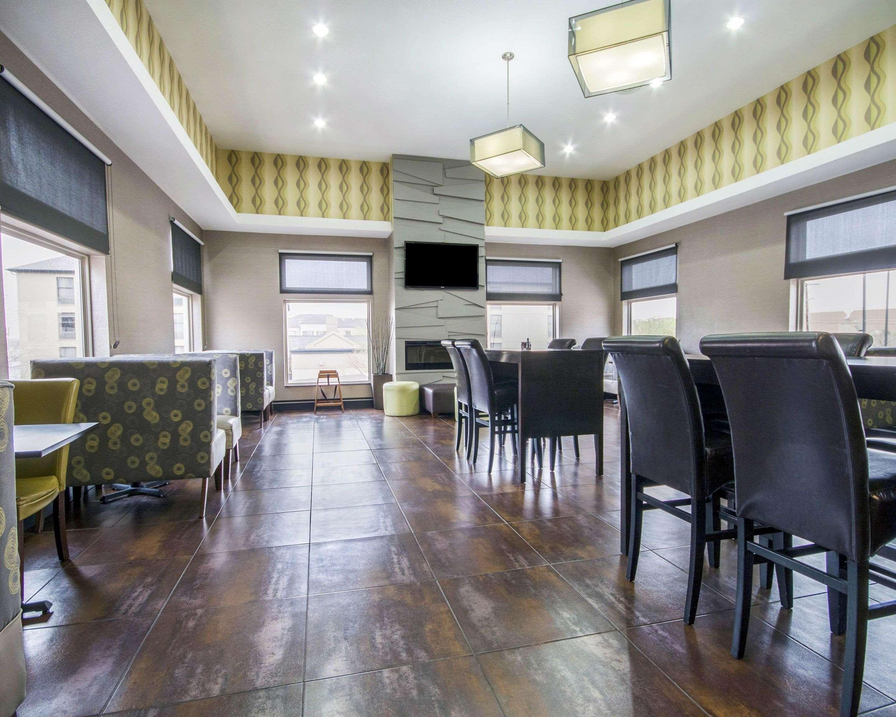 Hotel Comfort & I-10 Airport 3*